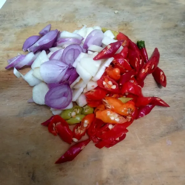 Siapkan bumbu iris.