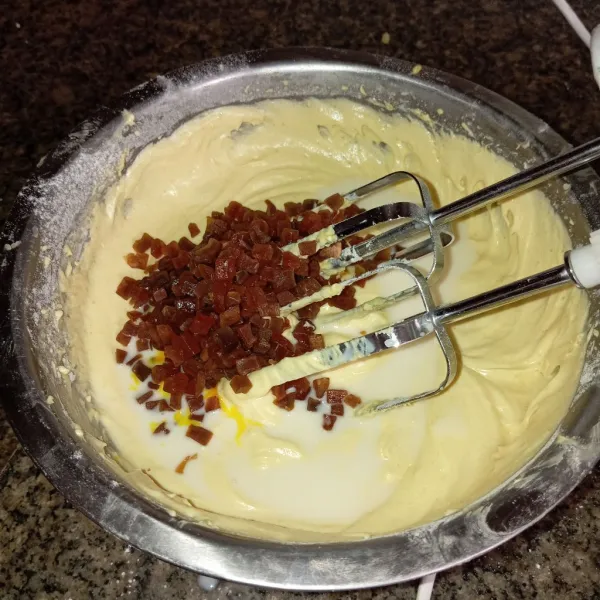 Tambahkan pewarna kuning, susu cair & sukade, lalu aduk rata.