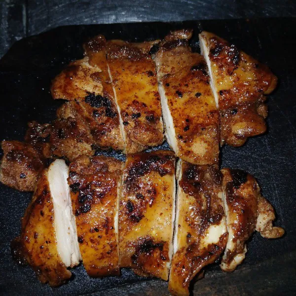 Angkat kemudian potong potong, sisihkan dahulu.