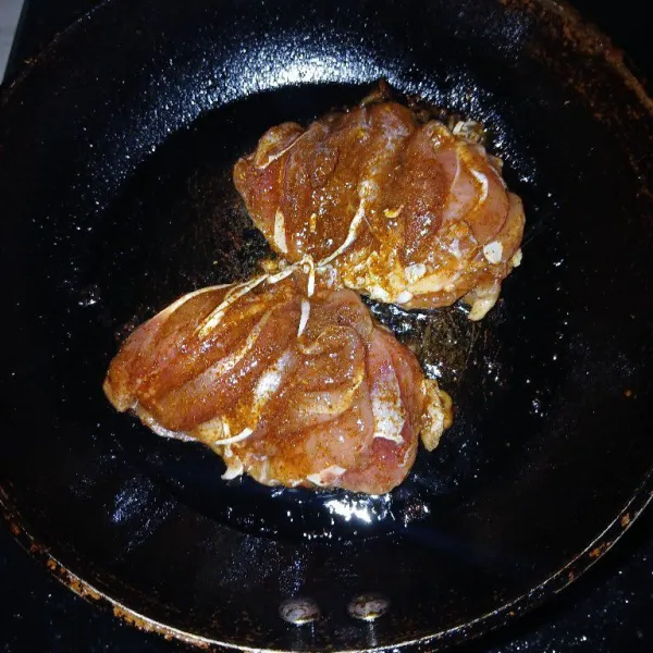 Keluarkan ayam dari kulkas. Panaskan teflon anti lengket, beri sedikit minyak goreng, kemudian goreng daging ayam yang sudah dimarinasi sampai berwarna kecoklatan dan dagingnya matang.