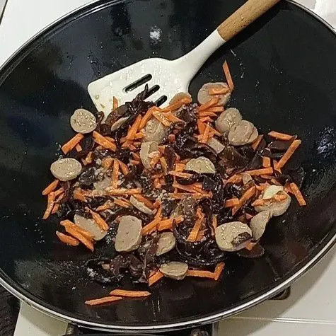 Masak sampai sayuran dan bakso matang.