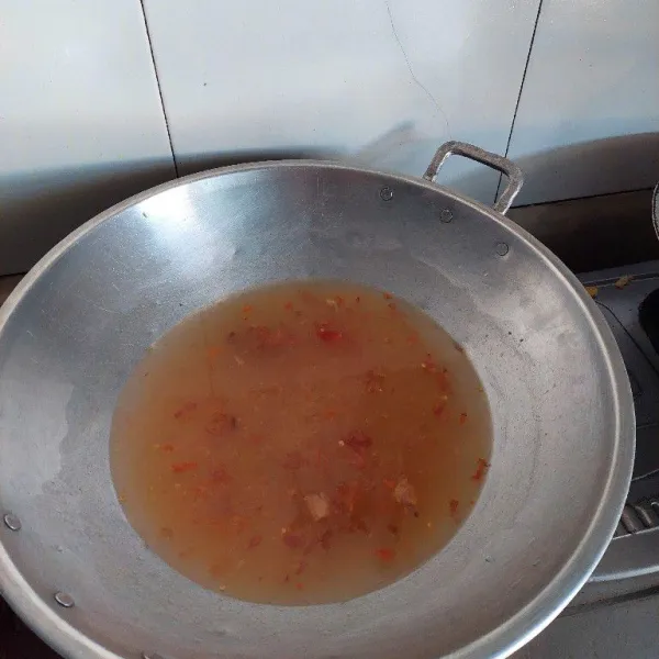 Siapkan wajan, masukan air dan bumbu halus, tambahkan jahe geprek, lengkuas geprek,daun salam garam, gula pasir, kaldu bubuk, masak hingga mendidih.