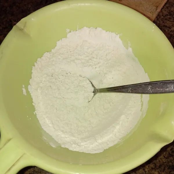 Ayak tepung terigu, baking powder & tepung maizena, lalu diaduk merata.