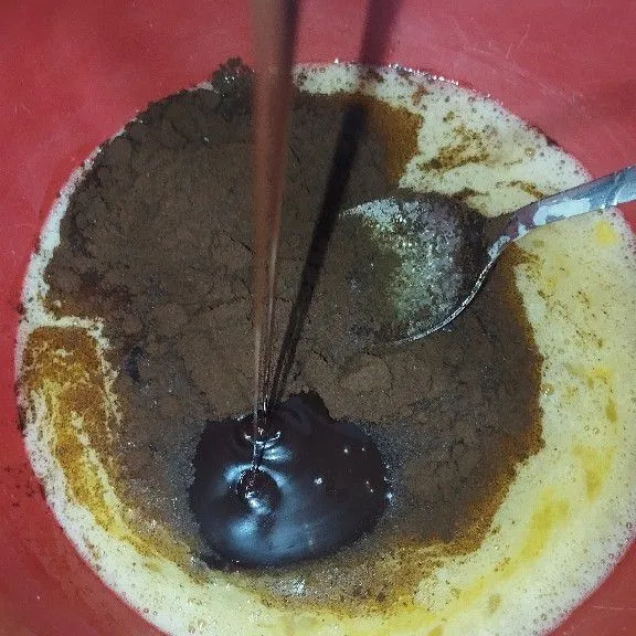 Masukkan kopi dan susu.