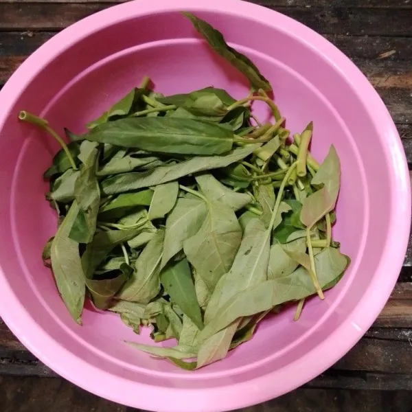 Potong-potong kangkung sesuai selesai lalu cuci bersih.