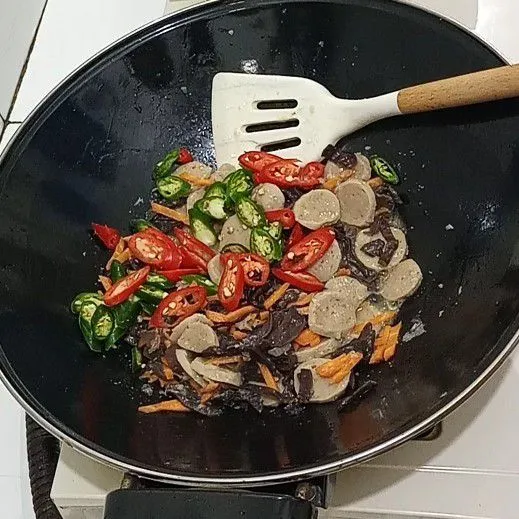 Masukan cabe iris aduk rata.