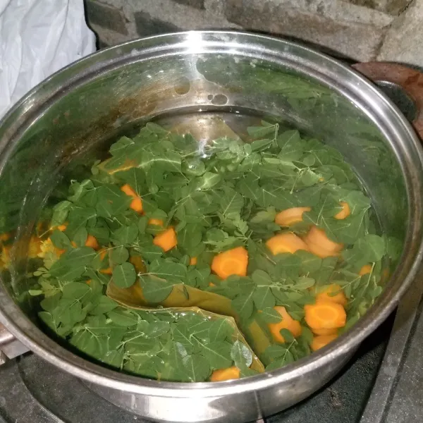 Tambahkan gula dan garam, koreksi rasa.