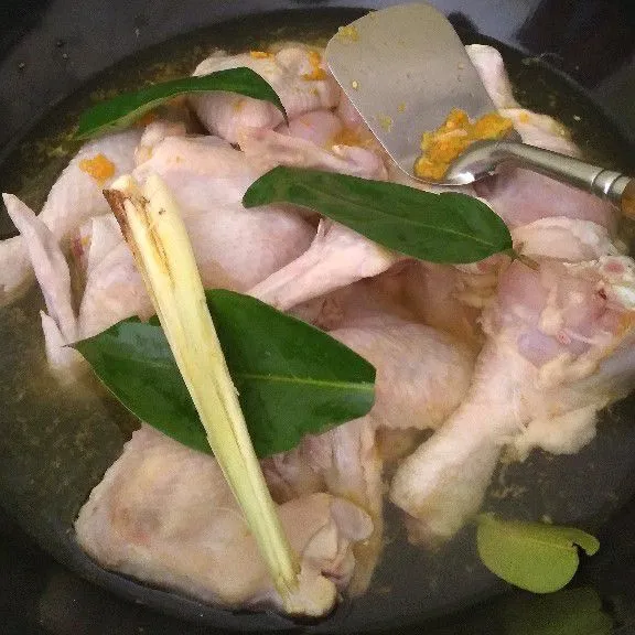 Tuang 600 ml air dan beri garam, penyedap, daun salam, daun jeruk, sereh.