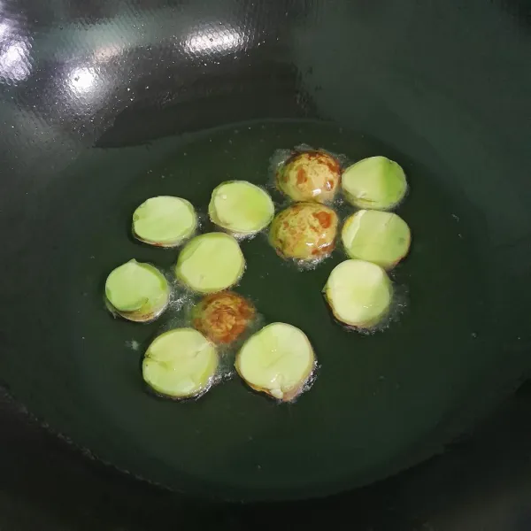 Belah dua jengkol lalu goreng sampai matang.