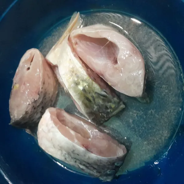 Cuci bersih ikan lalu lumuri garam dan jeruk nipis. Diamkan selama 15 menit.