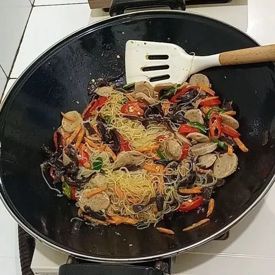 Masak sampai bumbu menyerap dan matang sempurna.