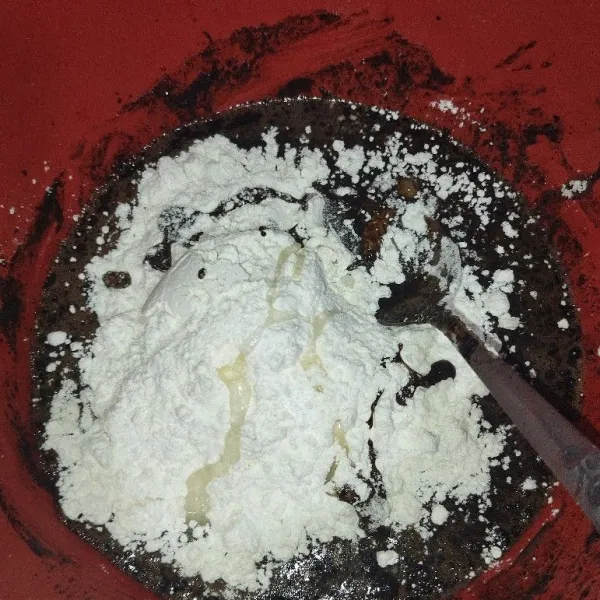 Masukkan air, tepung, vanili, garam dan baking powder.
