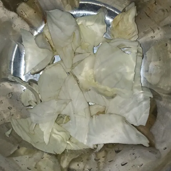 Potong kubis sesuai selera.