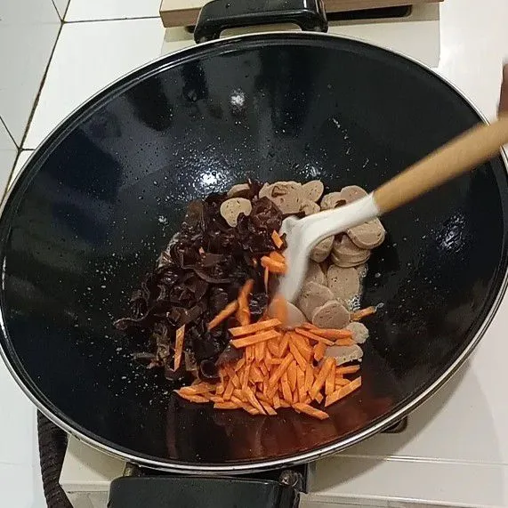 Setelah bumbu matang masukan jamur wortel dan bakso aduk rata masukan sedikit air.