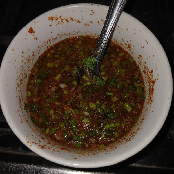 Buat dipping sausnya, campur semua bahan dipping saus, aduk sampai rata.