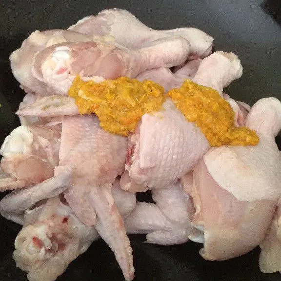 Masukkan ayam dan bumbu halus ke wajan.