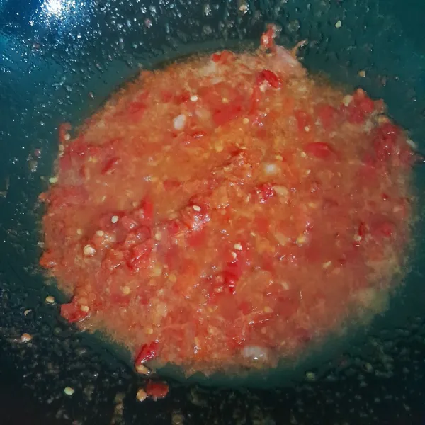 Masukkan cabe yang sudah digiling tambahkan kaldu bubuk, masak sampai bau langu hilang.