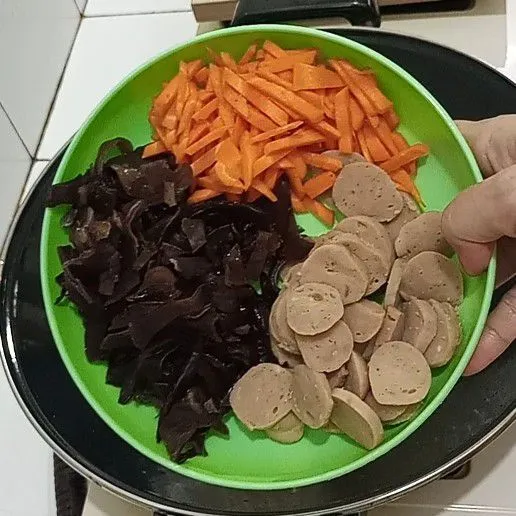 Sebelumnya siapkan jamur kuping, wortel dan bakso iris iris.