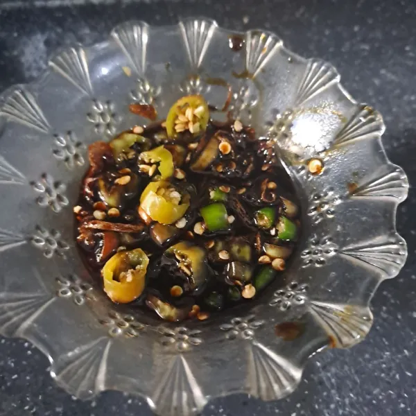 Campur semua bahan sambal kecap.