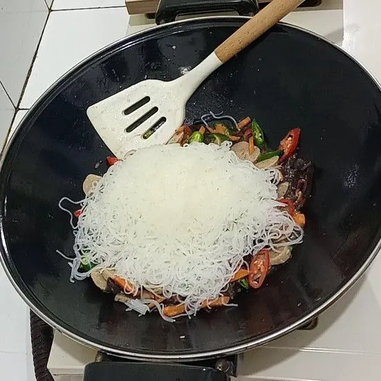 Masukkan bihun yang sebelumnya sudah di seduh.