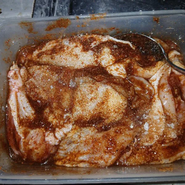 Bumbui ayam dengan kecap ikan, saus tiram, gula dan bubuk cabe. Aduk rata.