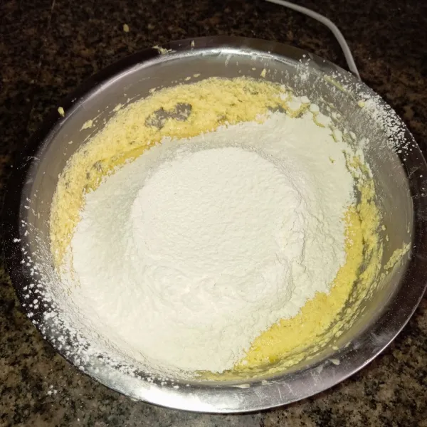 Tambahkan ayakan bahan kering, lalu di mixer sampai merata.