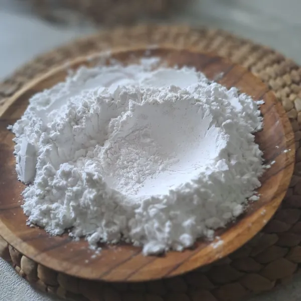 Campur tepung tapioka dengan bumbu kering aduk rata.