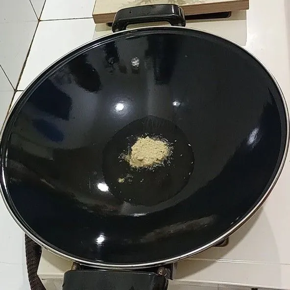 Tumis bumbu halus sampai harum dan matang.