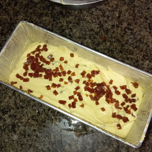 Oles loyang dengan margarin, lalu tuang adonan kue. Taburi dengan sukade. Lalu panggang kue selama 35 menit di suhu 170°.