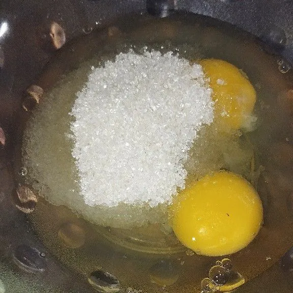 Kocok telor dan gula.