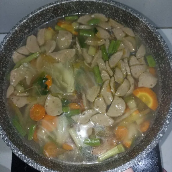 Tutup panci dan tunggu hingga matang. Lalu, taburi bawang goreng dan sop bakso siap dihidangkan!