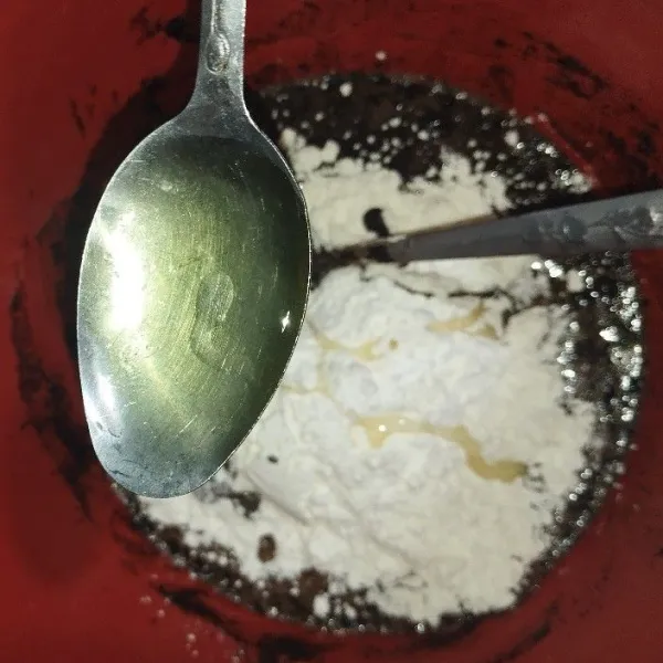 Masukkan minyak goreng lalu aduk rata.