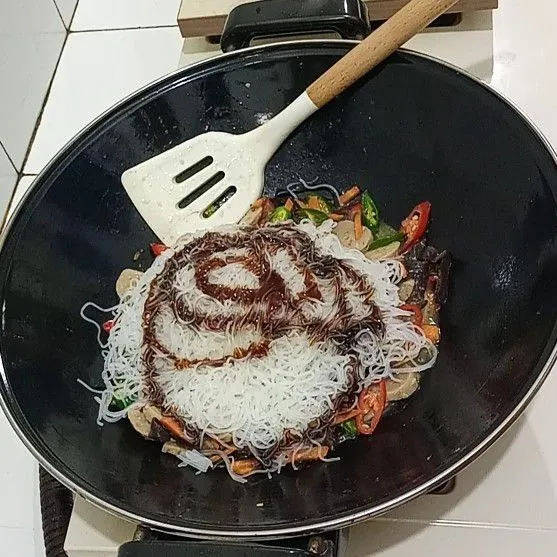 Masukkan saus tiram dan kecap manis aduk rata.