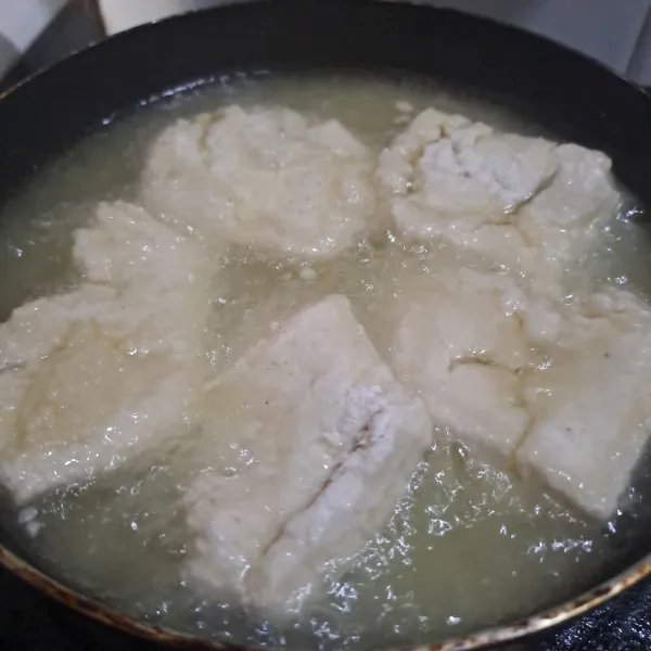 Panaskan minyak lalu goreng sampai matang dan kering sajikan dengan sambal kecap.