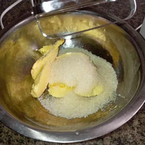 Campur gula pasir, butter & margarin, lalu di mixer dengan speed tinggi sampai merata.