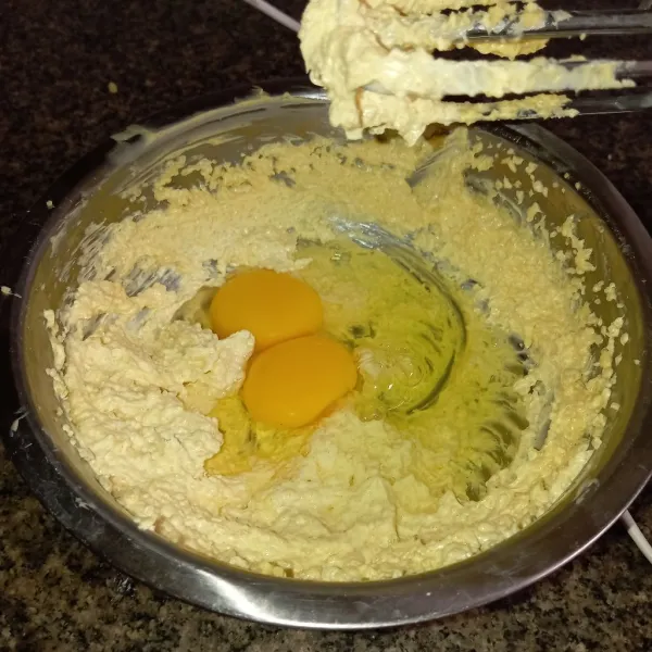 Tambahkan telur, lalu di mixer sampai merata.