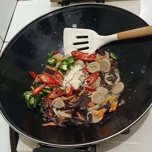 Masukan garam, gula dan kaldu jamur aduk rata.