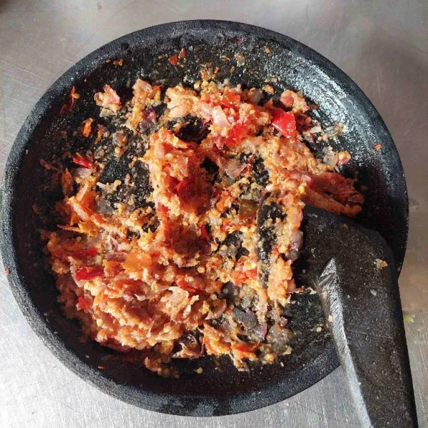 Haluskan cabe, bawang merah dan putih.