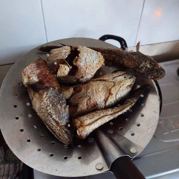 Goreng ikan gabus hingga matang, angkat sisihkan.