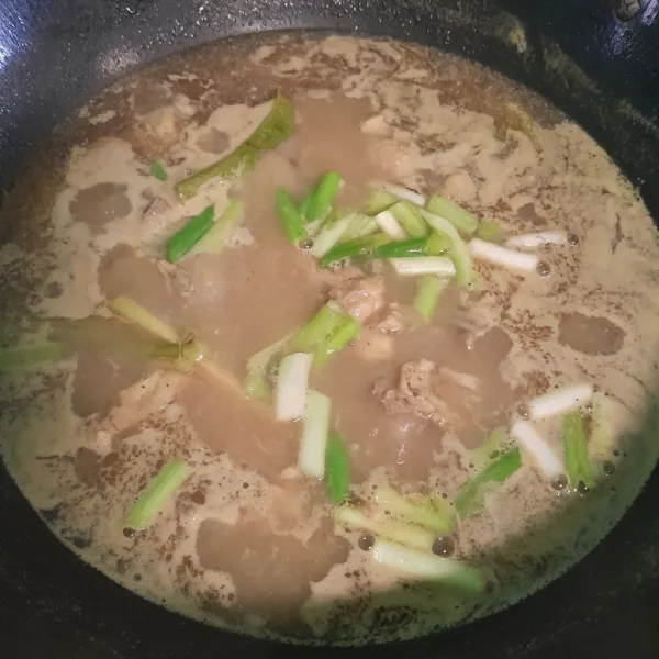 Masak sampai mendidih lalu taburi daun bawang, tes rasa matikan kompor.