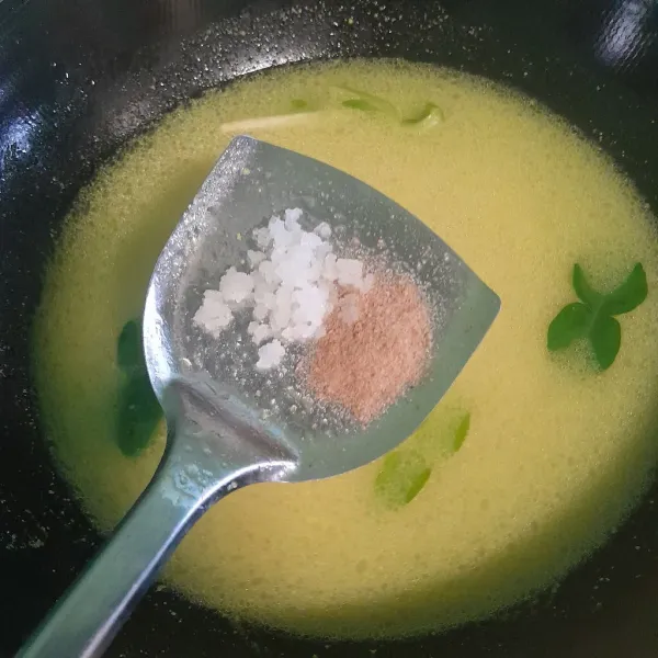 Masukkan air, garam dan kaldu bubuk masak sampai mendidih.