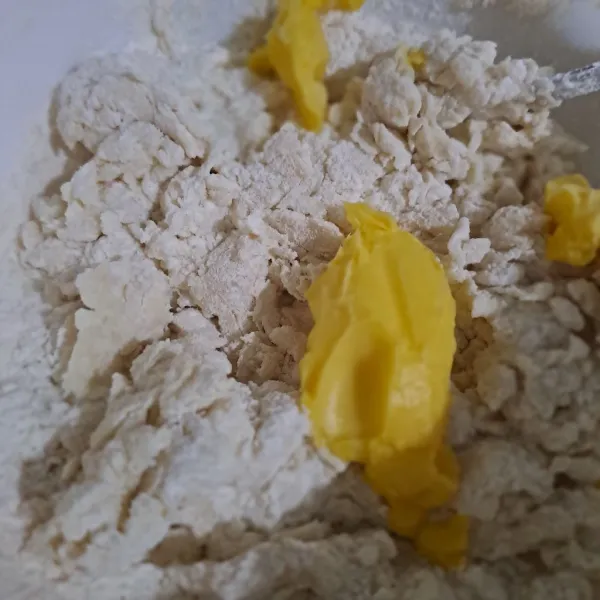 Masukkan tepung terigu aduk rata. Masukan margarine aduk rata sampai tercampur  rata.