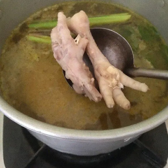 Tambahkan ceker rebus.