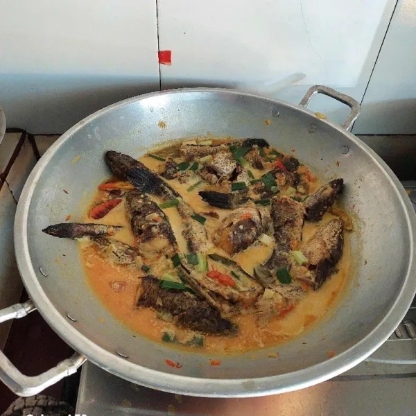 Masukkan ikan gabus yang sudah digoreng, santan instan,masak hingga mendidih kembali, cek rasanya, taburi daun bawang dan siap disajikan.