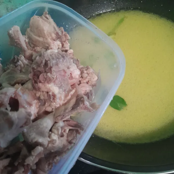 Lalu masukkan tulangan ayam.