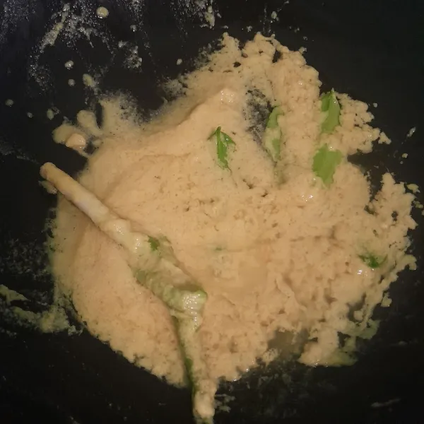 Tumis bumbu halus lalu masukkan daun-daun.