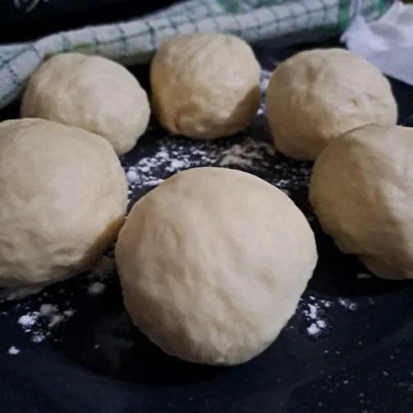 Bagi adonan menjadi  beberapa  bagian ronding, lalu diamkan lagi selama 10 menit.