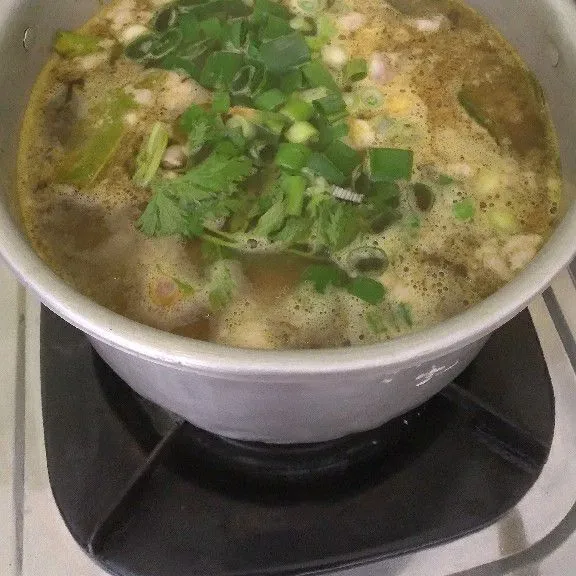 Beri daun bawang, daun seledri dan tomat.