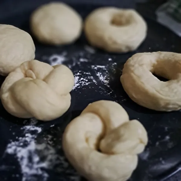 Bentuk adonan panaskan minyak, lalu goreng adonan sampai matang sekali balik saja.