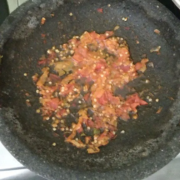Rebus cabe , tomat sampai lunak. Haluskan cabe, tomat, garam, penyedap dan gula.